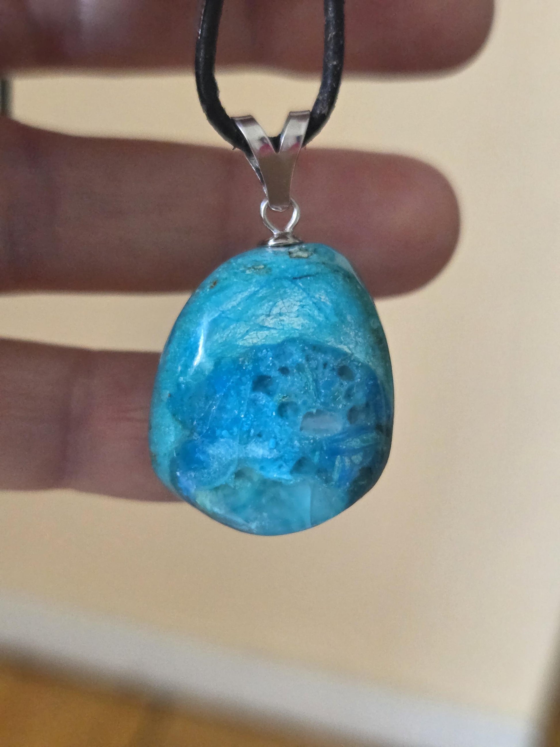 Traumhafter Atacama Opal aus Chile, Anhänger, 36 x 21 x 17 mm, an 925er Silberöse, an verstellbarem Lederband, Hals Chakra, Kommunikation