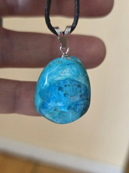 Traumhafter Atacama Opal aus Chile, Anhänger, 36 x 21 x 17 mm, an 925er Silberöse, an verstellbarem Lederband, Hals Chakra, Kommunikation