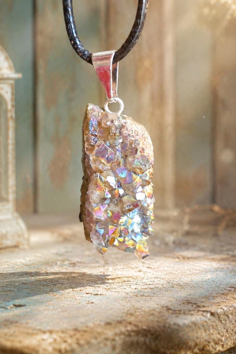 Angel Aura Chalcedon Amethyst Titan Quarz bedampft, Anhänger 36 x 14 x 8 mm, gebohrt, an 925erSilberÖse, an verstellbarem Lederband
