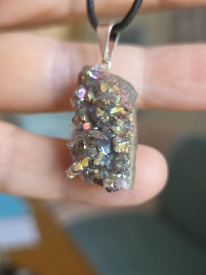 Angel Aura Chalcedon Amethyst Titan Quarz bedampft, Anhänger 36 x 14 x 8 mm, gebohrt, an 925erSilberÖse, an verstellbarem Lederband