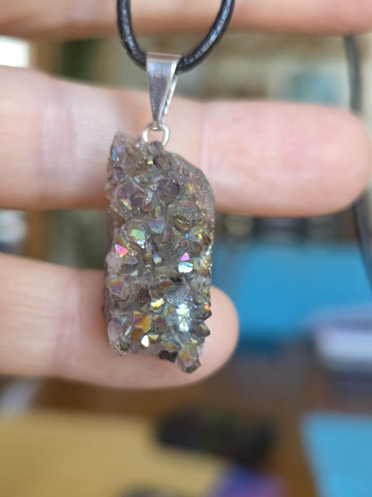 Angel Aura Chalcedon Amethyst Titan Quarz bedampft, Anhänger 36 x 14 x 8 mm, gebohrt, an 925erSilberÖse, an verstellbarem Lederband