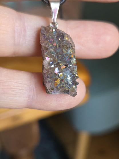 Angel Aura Chalcedon Amethyst Titan Quarz bedampft, Anhänger 36 x 14 x 8 mm, gebohrt, an 925erSilberÖse, an verstellbarem Lederband
