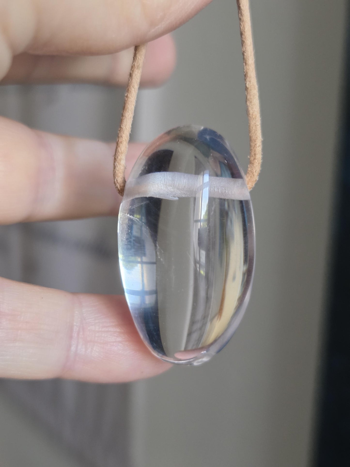 Bergkristall Anhänger, 37 x 23 x 19 mm, gebohrt, an verstellbarem Lederband, längliche Eiform, klarer Naturstein Schmuck, Rock crystal