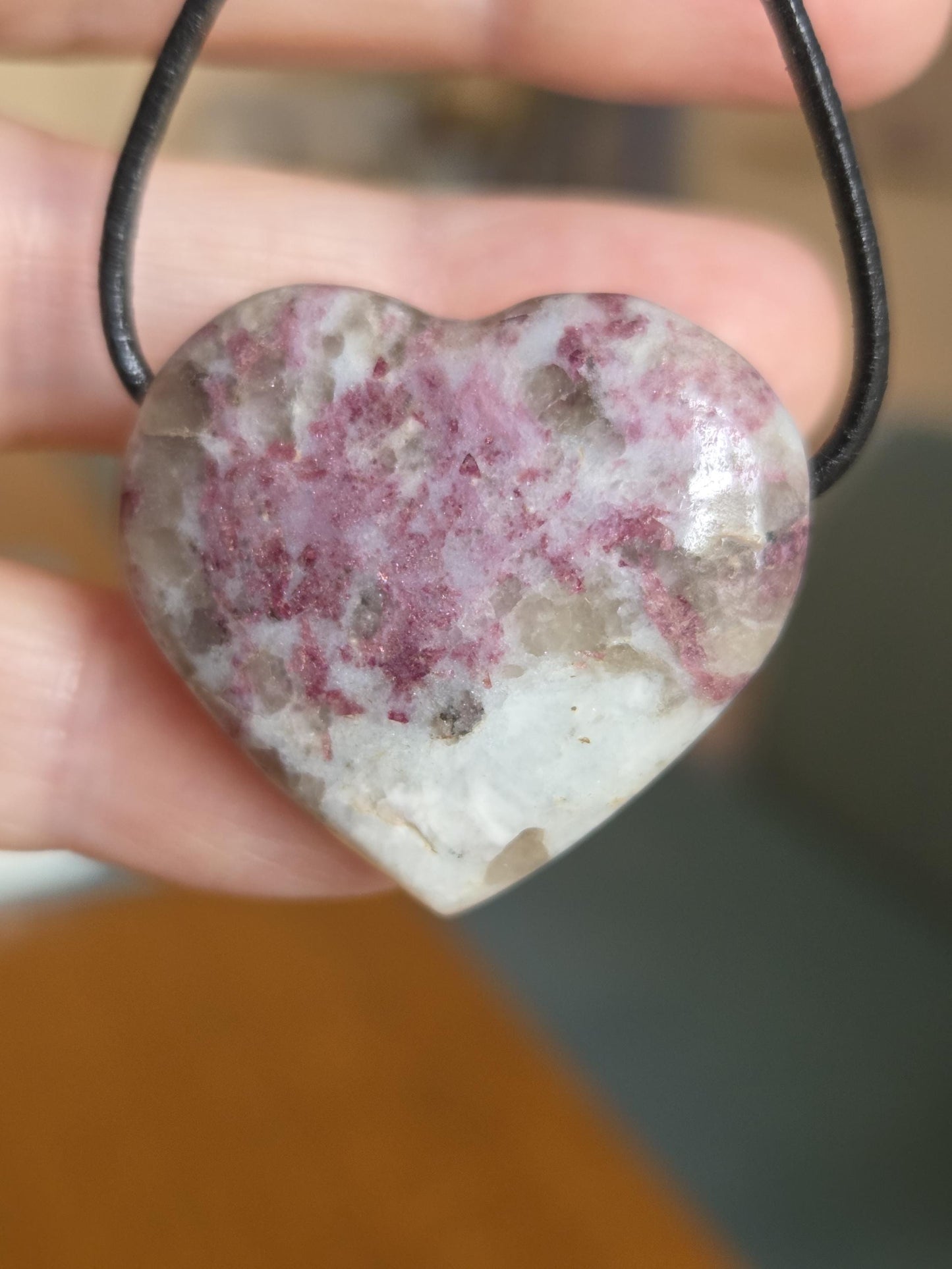 Rubellit Herz , roter Turmalin in Quarz, Herz Anhänger, 30 x 33 x 11 mm, gebohrt, an verstellbarem Lederband, Herzchakra Selbstliebe