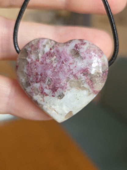 Rubellit Herz , roter Turmalin in Quarz, Herz Anhänger, 30 x 33 x 11 mm, gebohrt, an verstellbarem Lederband, Herzchakra Selbstliebe