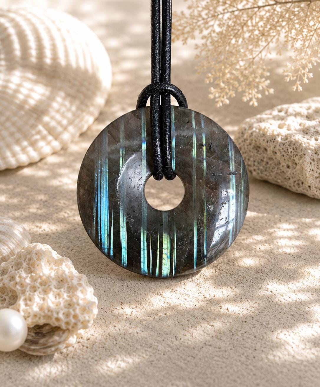 Außergewöhnlicher Labradorit Donut blau grün gold Anhänger, 33 x 7 mm, gebohrt, an verstellbarem Lederband