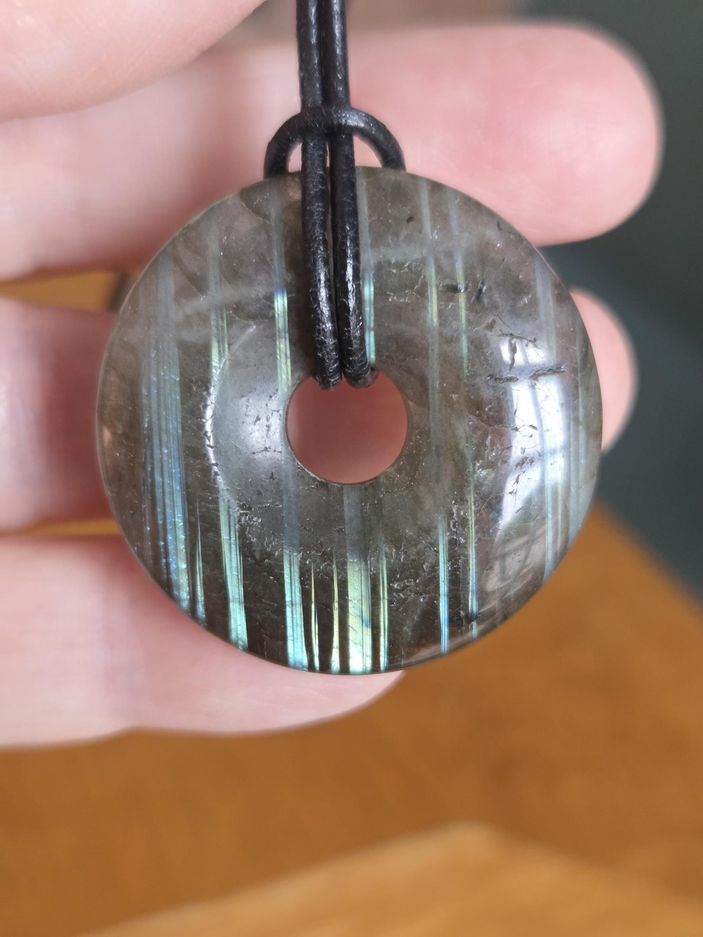 Außergewöhnlicher Labradorit Donut blau grün gold Anhänger, 33 x 7 mm, gebohrt, an verstellbarem Lederband