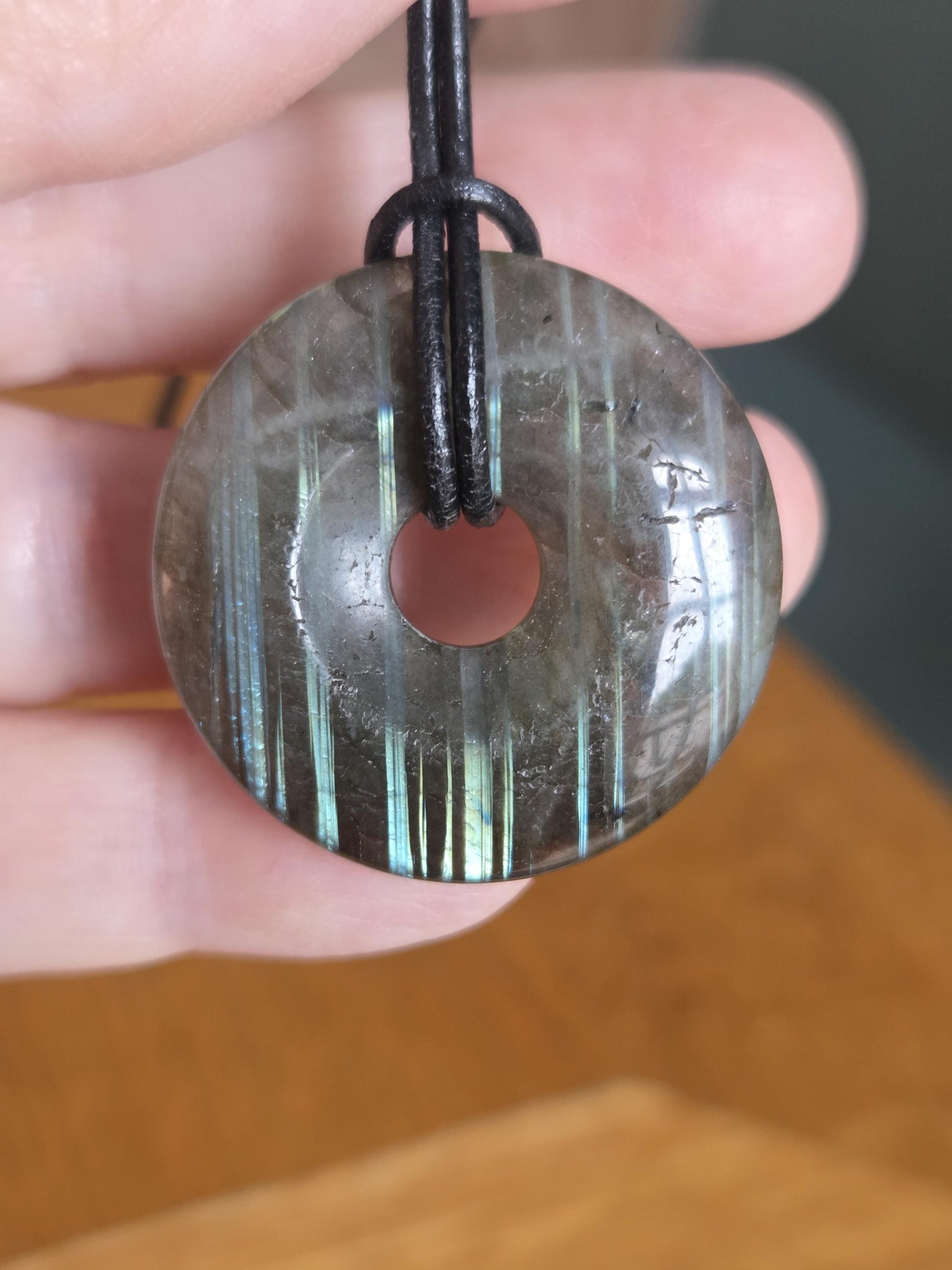 Außergewöhnlicher Labradorit Donut blau grün gold Anhänger, 33 x 7 mm, gebohrt, an verstellbarem Lederband