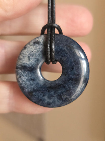 Dumortierit Donut Anhänger, Anti Stress Stein, 30 x 6 mm, an verstellbarem Lederband, Achtsamkeit, Halschakra Stirnchakra
