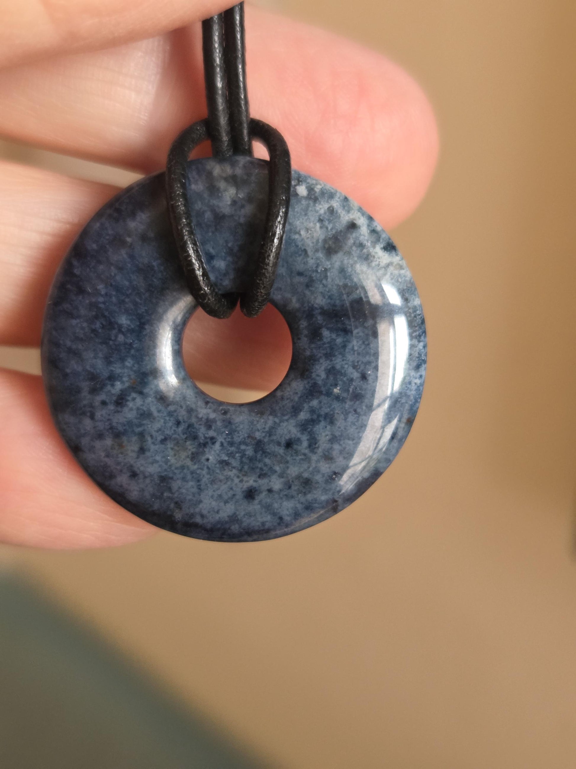Dumortierit Donut Anhänger, Anti Stress Stein, 30 x 6 mm, an verstellbarem Lederband, Achtsamkeit, Halschakra Stirnchakra