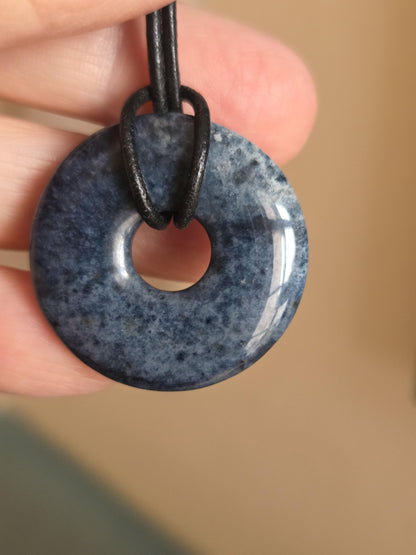 Dumortierit Donut Anhänger, Anti Stress Stein, 30 x 6 mm, an verstellbarem Lederband, Achtsamkeit, Halschakra Stirnchakra