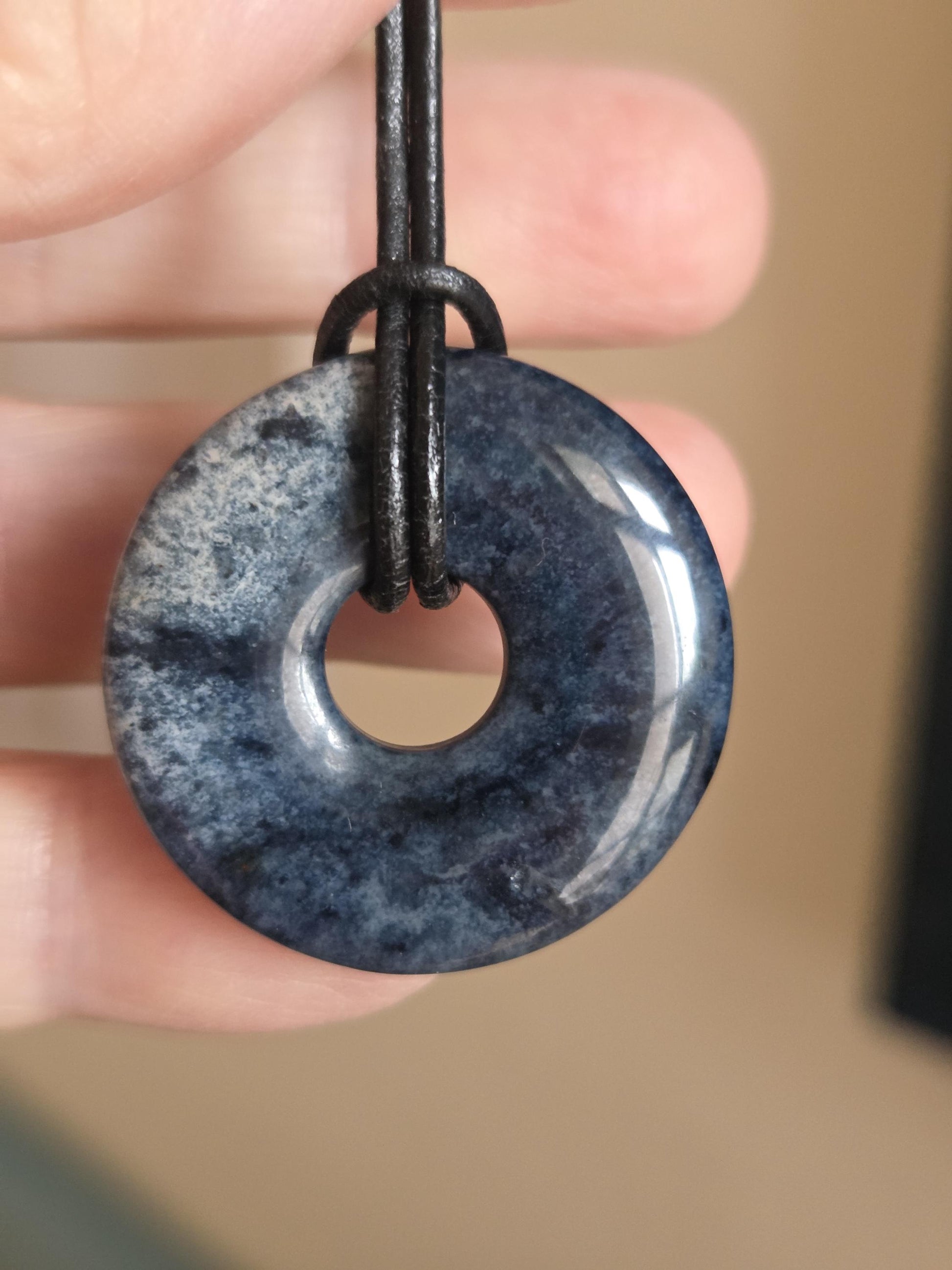 Dumortierit Donut Anhänger, Anti Stress Stein, 30 x 6 mm, an verstellbarem Lederband, Achtsamkeit, Halschakra Stirnchakra
