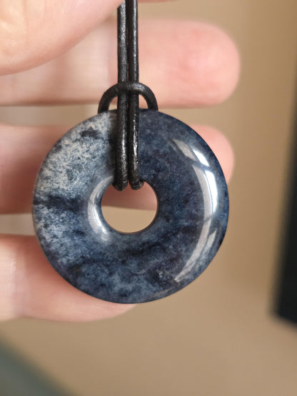 Dumortierit Donut Anhänger, Anti Stress Stein, 30 x 6 mm, an verstellbarem Lederband, Achtsamkeit, Halschakra Stirnchakra