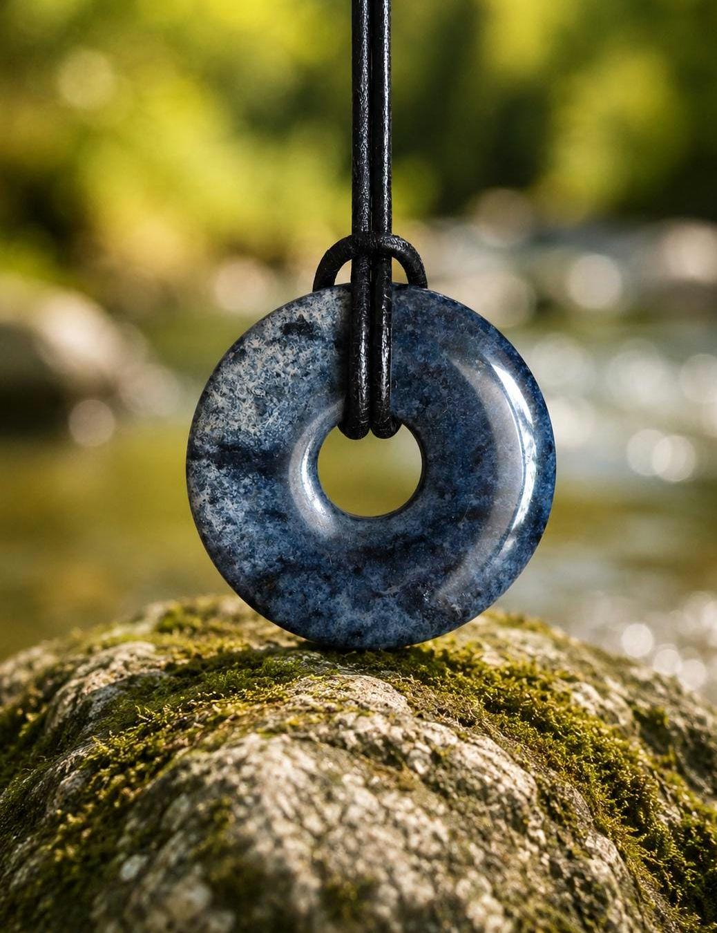 Dumortierit Donut Anhänger, Anti Stress Stein, 30 x 6 mm, an verstellbarem Lederband, Achtsamkeit, Halschakra Stirnchakra