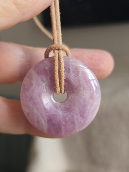 Kunzit Donut Kristall Anhänger, 33 x 8 mm, an verstellbarem Lederband, spiritueller Schmuck Herzchakra Selbstliebe