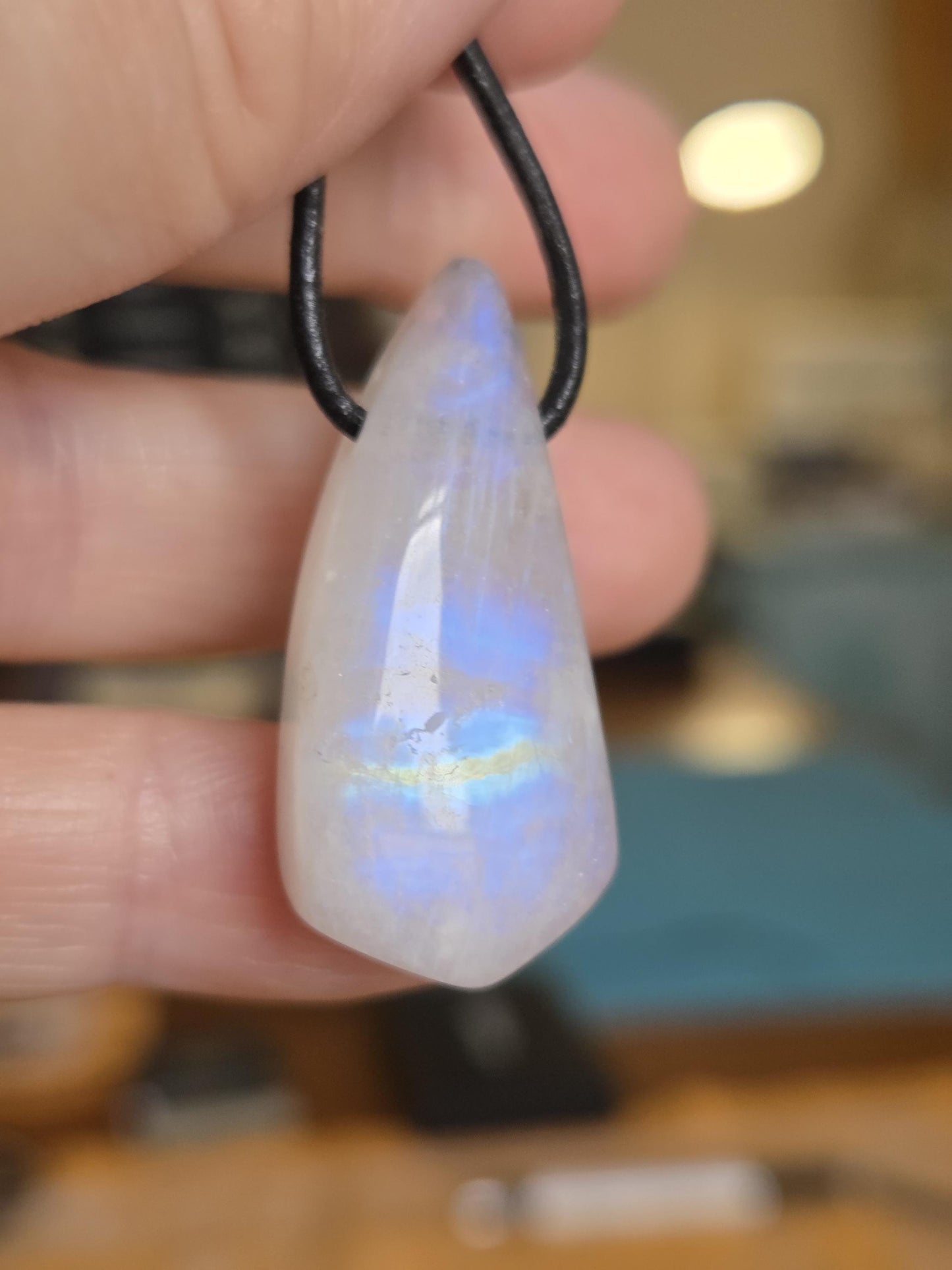 Regenbogen Mondstein, weißer Labradorit mit Anteilen von schwarzem Turmalin, Anhänger, 36 x 17 x 11 mm, an verstellbarem Lederband