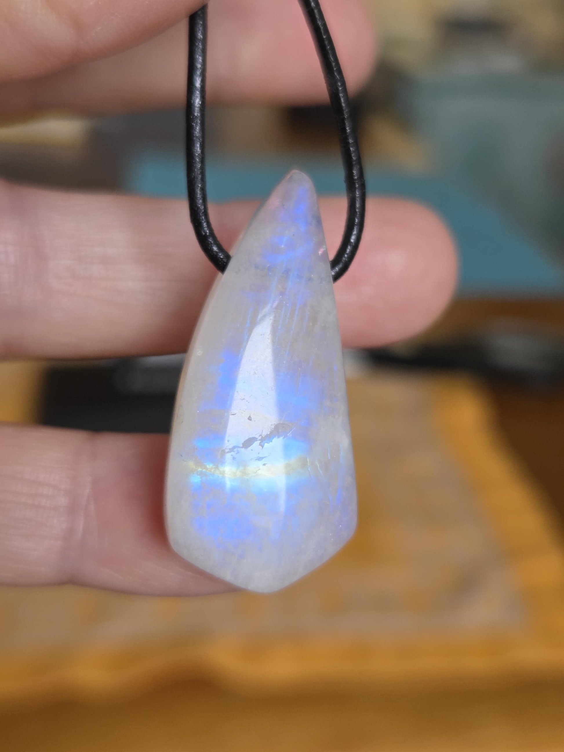 Regenbogen Mondstein, weißer Labradorit mit Anteilen von schwarzem Turmalin, Anhänger, 36 x 17 x 11 mm, an verstellbarem Lederband