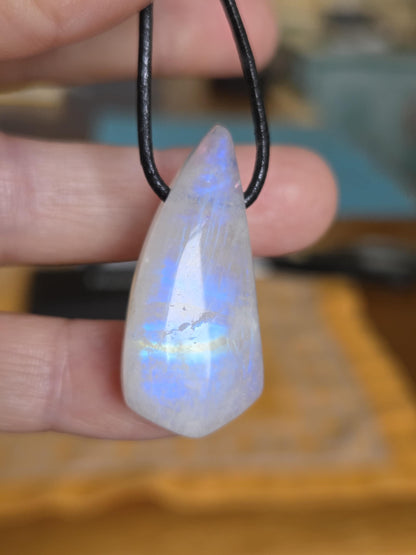 Regenbogen Mondstein, weißer Labradorit mit Anteilen von schwarzem Turmalin, Anhänger, 36 x 17 x 11 mm, an verstellbarem Lederband