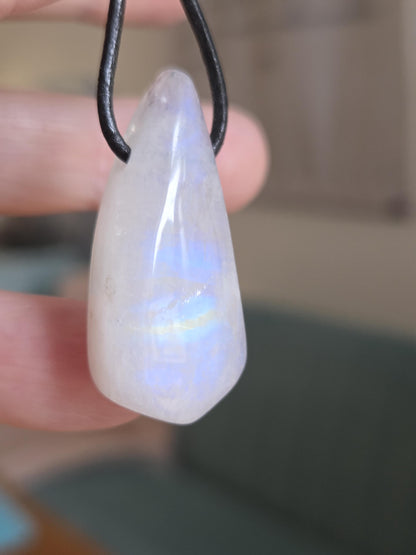Regenbogen Mondstein, weißer Labradorit mit Anteilen von schwarzem Turmalin, Anhänger, 36 x 17 x 11 mm, an verstellbarem Lederband