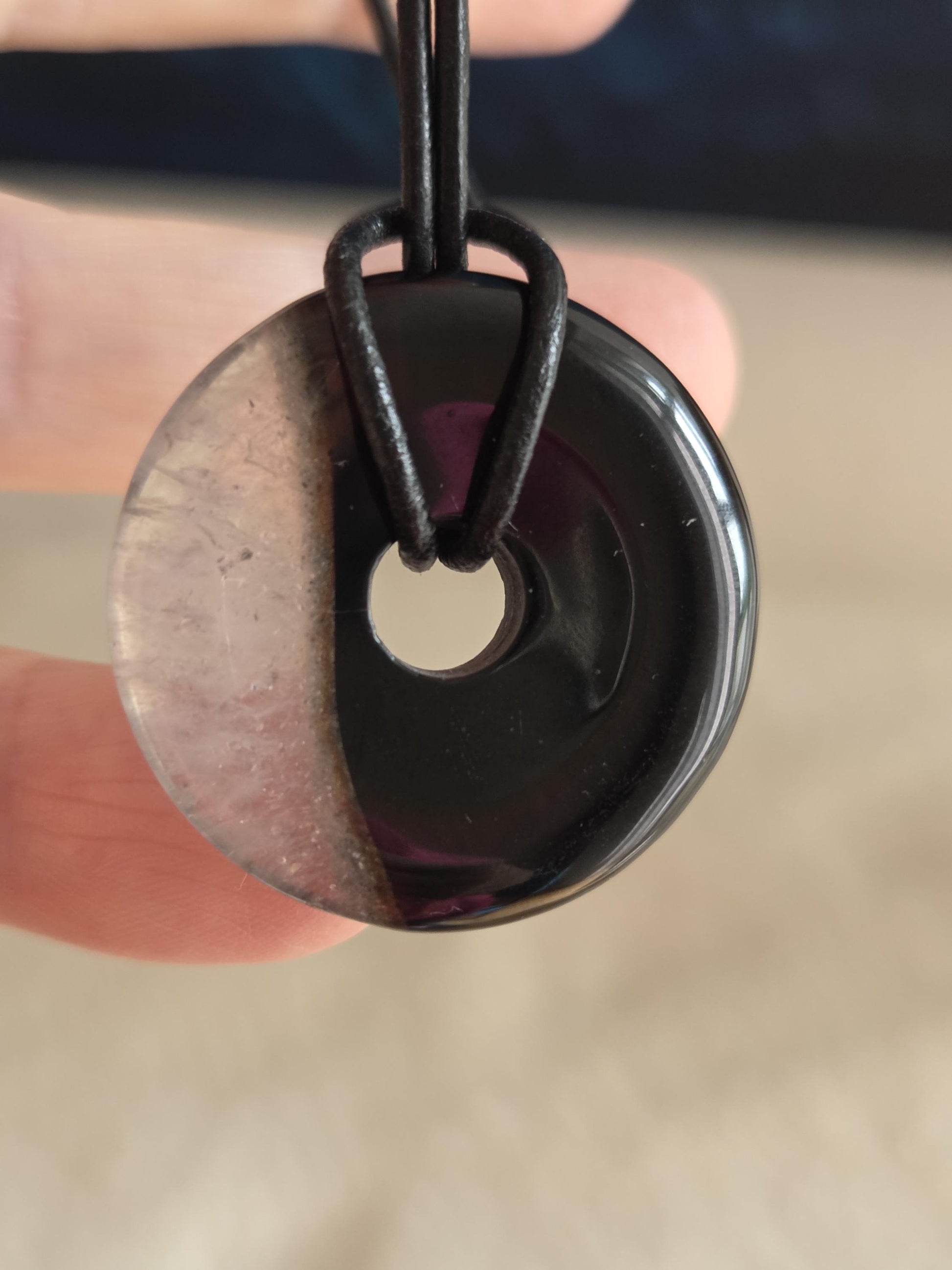 Sardonyx Onyx mit Bergkristall Donut Anhänger, 31 x 7 mm, an verstellbarem Lederband, Kronenchakra Wurzelchakra, spiritueller Schmuck
