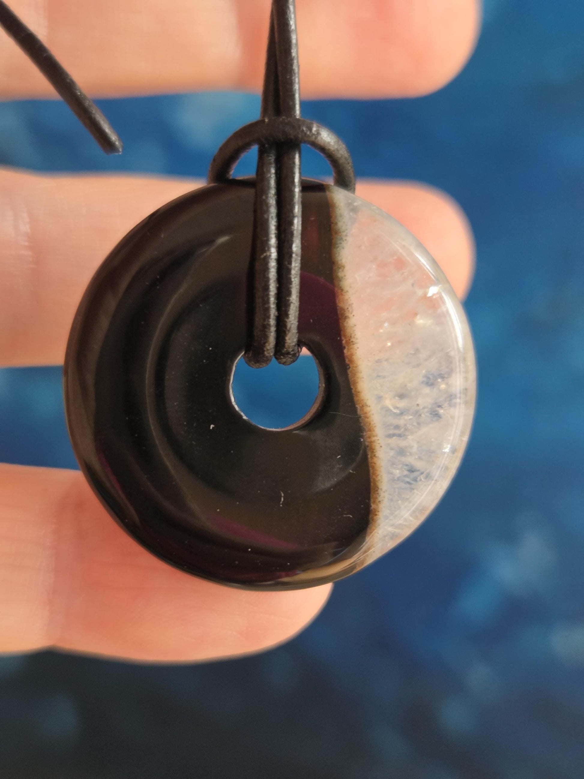 Sardonyx Onyx mit Bergkristall Donut Anhänger, 31 x 7 mm, an verstellbarem Lederband, Kronenchakra Wurzelchakra, spiritueller Schmuck