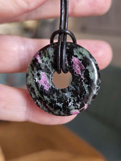 Rubin Zoisit, Donut Anhänger, 30 x 7 mm, an verstellbarem Lederband, Herzchakra Wurzelchakra, Heilstein, spiritueller Schmuck