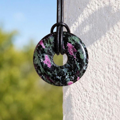 Rubin Zoisit, Donut Anhänger, 30 x 7 mm, an verstellbarem Lederband, Herzchakra Wurzelchakra, Heilstein, spiritueller Schmuck