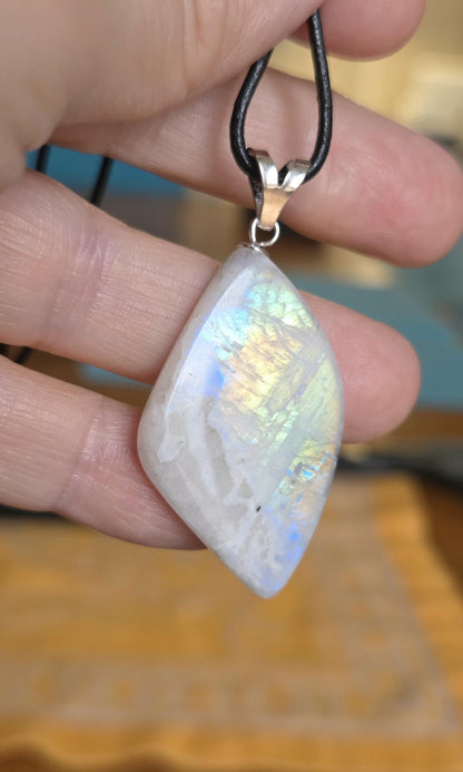 Regenbogen Mondstein weißer Labradorit mit schwarzem Turmalin, Anhänger, an 925er SilberÖse, an verstellbarem Lederband