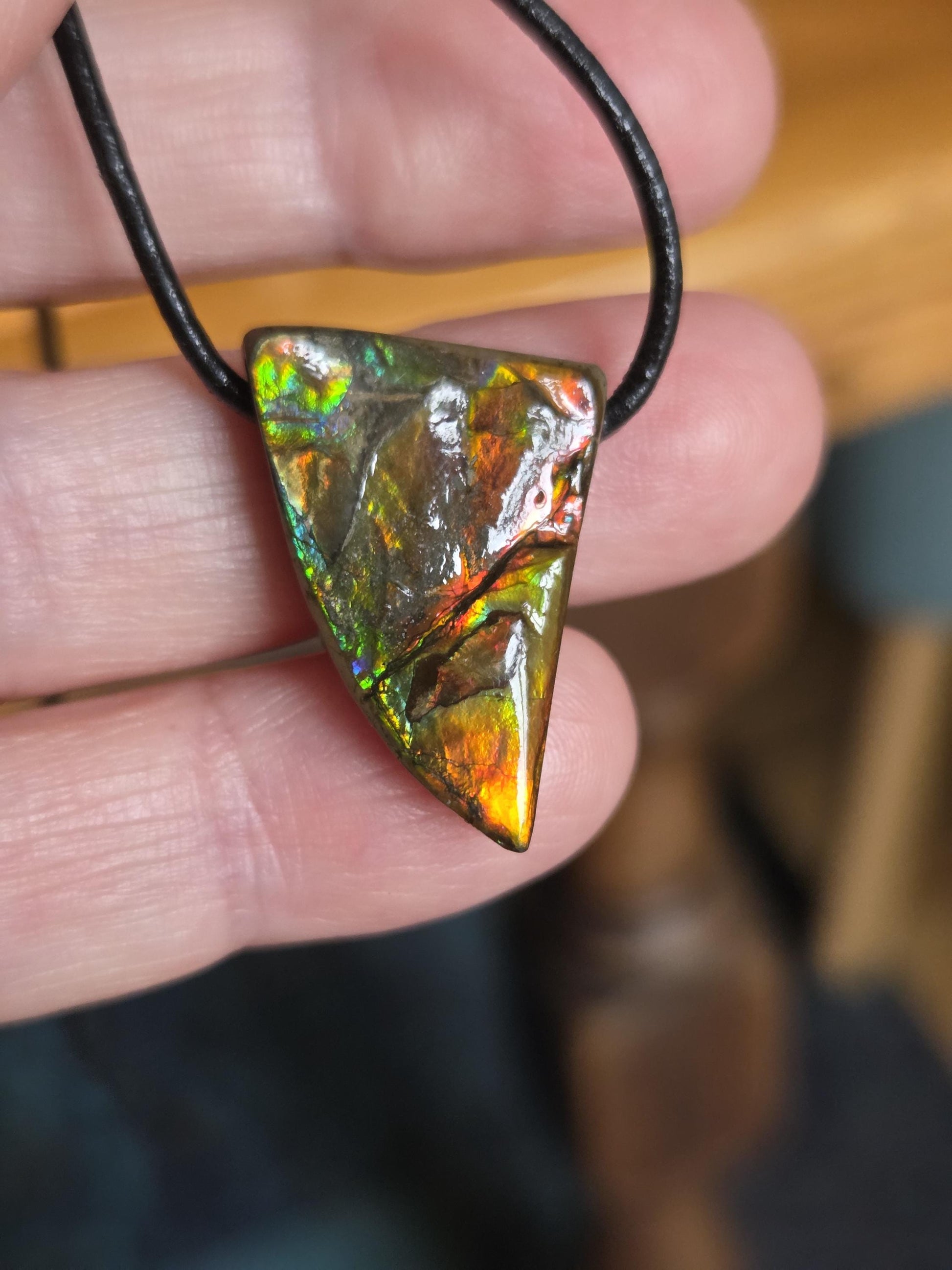Magischer Ammolit Opal aus Alberta Kanada, Anhänger, 28 x 17 x 8 mm, gebohrt, an verstellbarem Lederband, ammolite, Ammonit