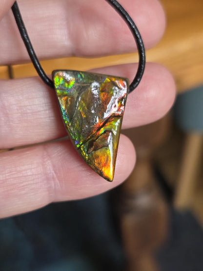 Magischer Ammolit Opal aus Alberta Kanada, Anhänger, 28 x 17 x 8 mm, gebohrt, an verstellbarem Lederband, ammolite, Ammonit