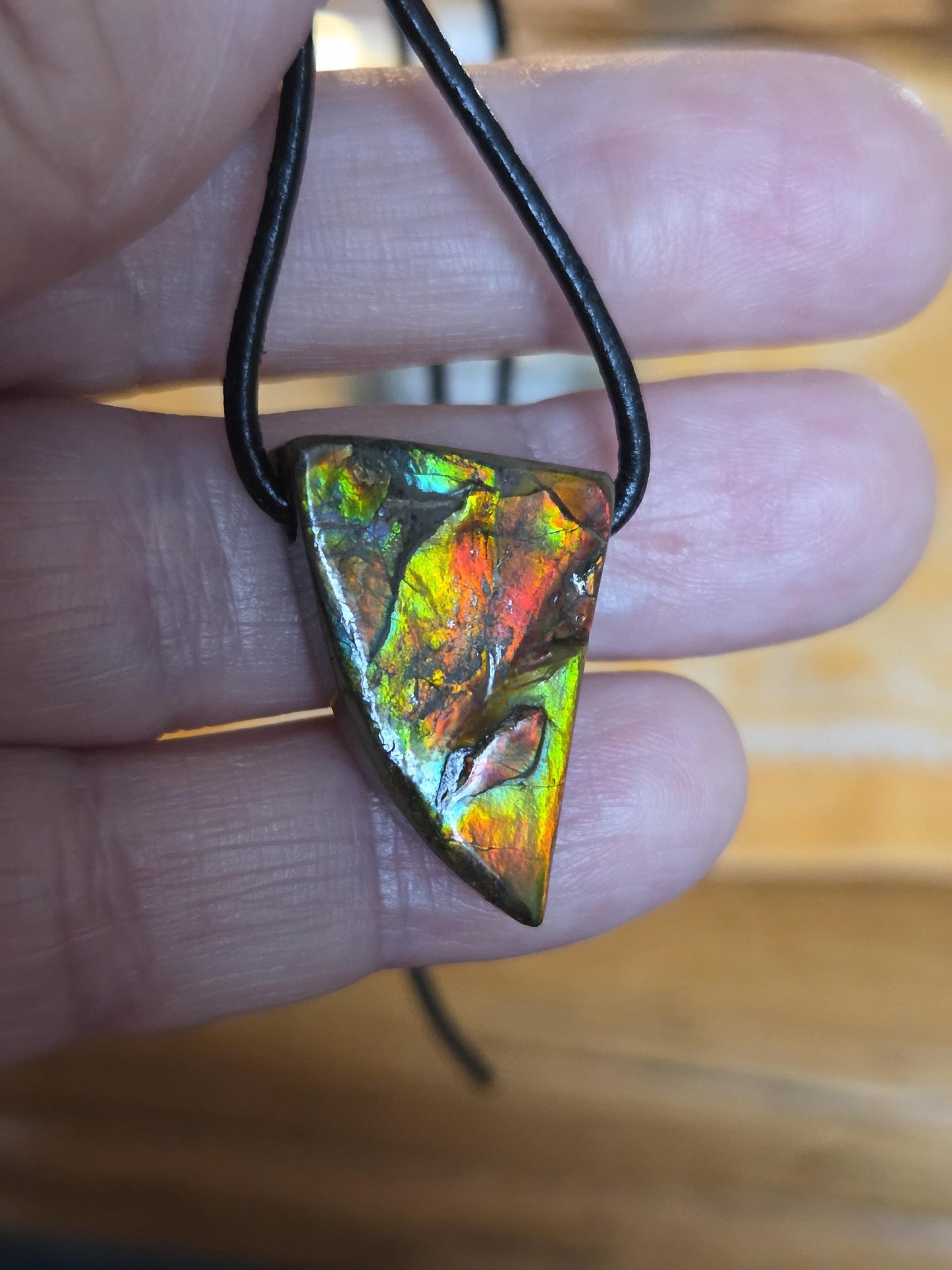 Magischer Ammolit Opal aus Alberta Kanada, Anhänger, 28 x 17 x 8 mm, gebohrt, an verstellbarem Lederband, ammolite, Ammonit