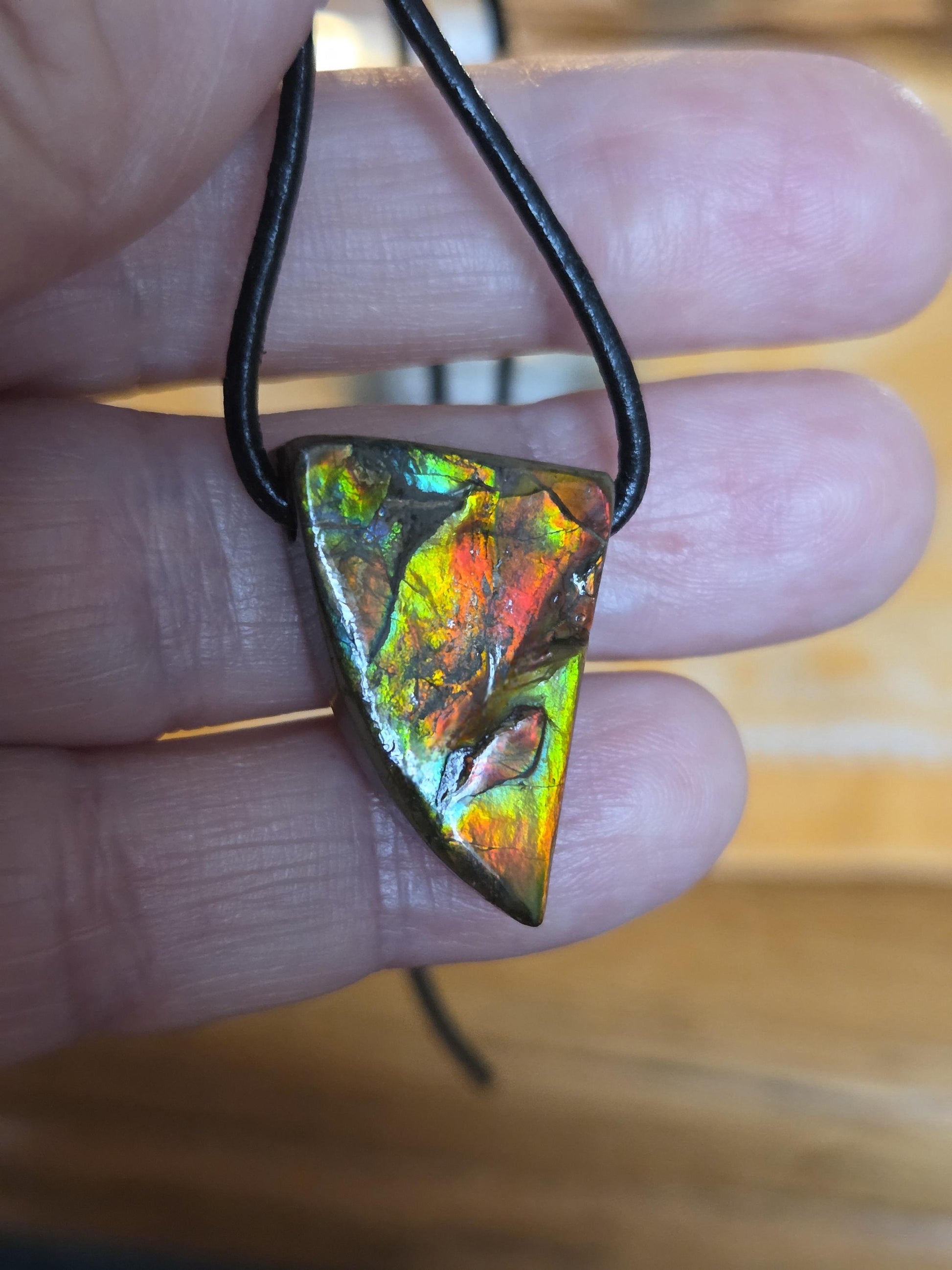 Magischer Ammolit Opal aus Alberta Kanada, Anhänger, 28 x 17 x 8 mm, gebohrt, an verstellbarem Lederband, ammolite, Ammonit