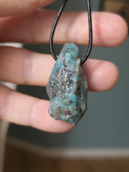 Echter Türkis Anhänger Nugget getrommelt ,Arizona, "Sleeping Beauty", 36 x 20 x 16 mm, gebohrt, an verstellbarem Lederband