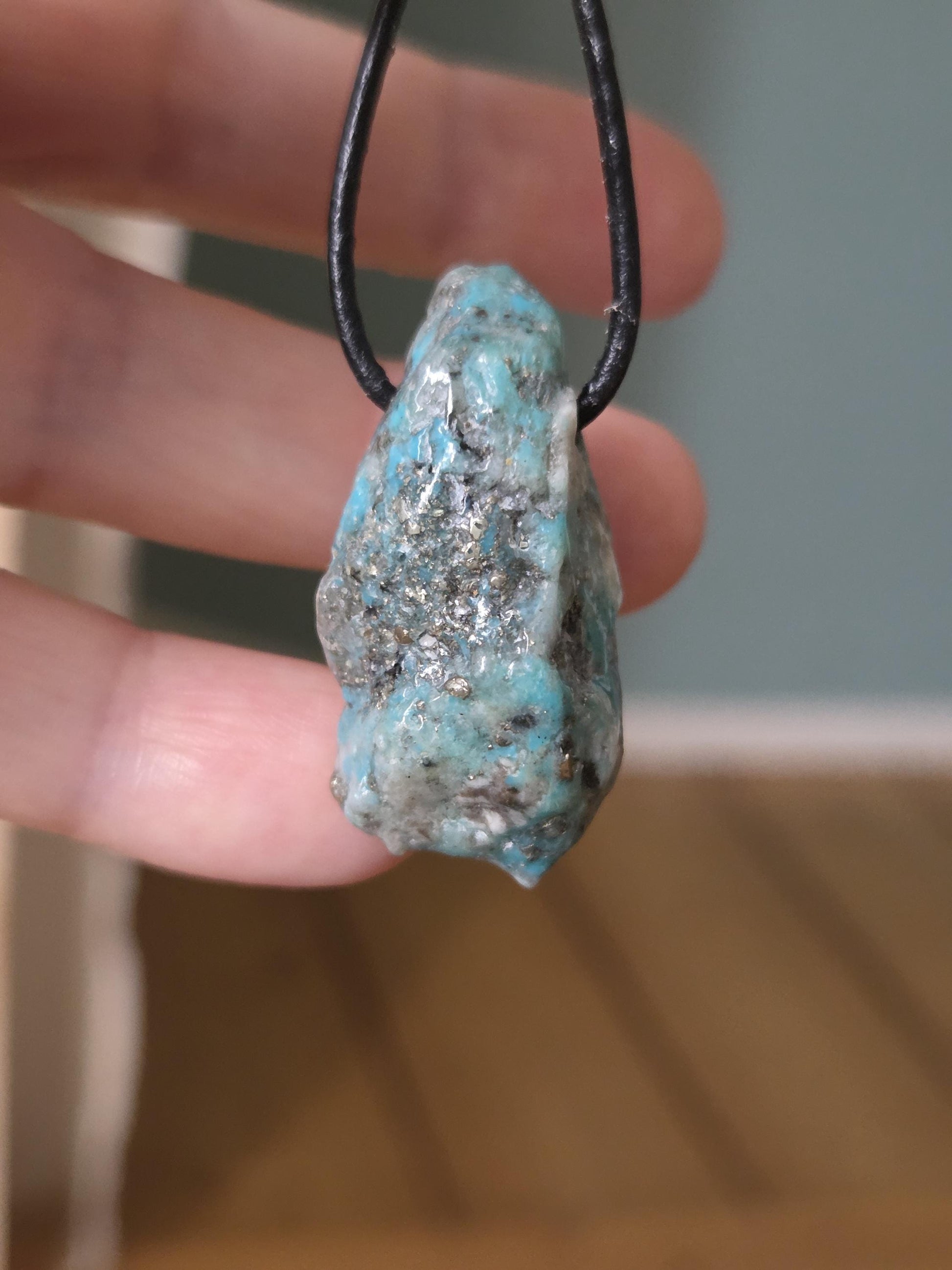 Echter Türkis Anhänger Nugget getrommelt ,Arizona, "Sleeping Beauty", 36 x 20 x 16 mm, gebohrt, an verstellbarem Lederband