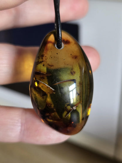 Großer baltischer Bernstein Anhänger, Amulett, Amber pendant, 42 x 25 x 12 mm, an verstellbarem Lederband, Inclusen