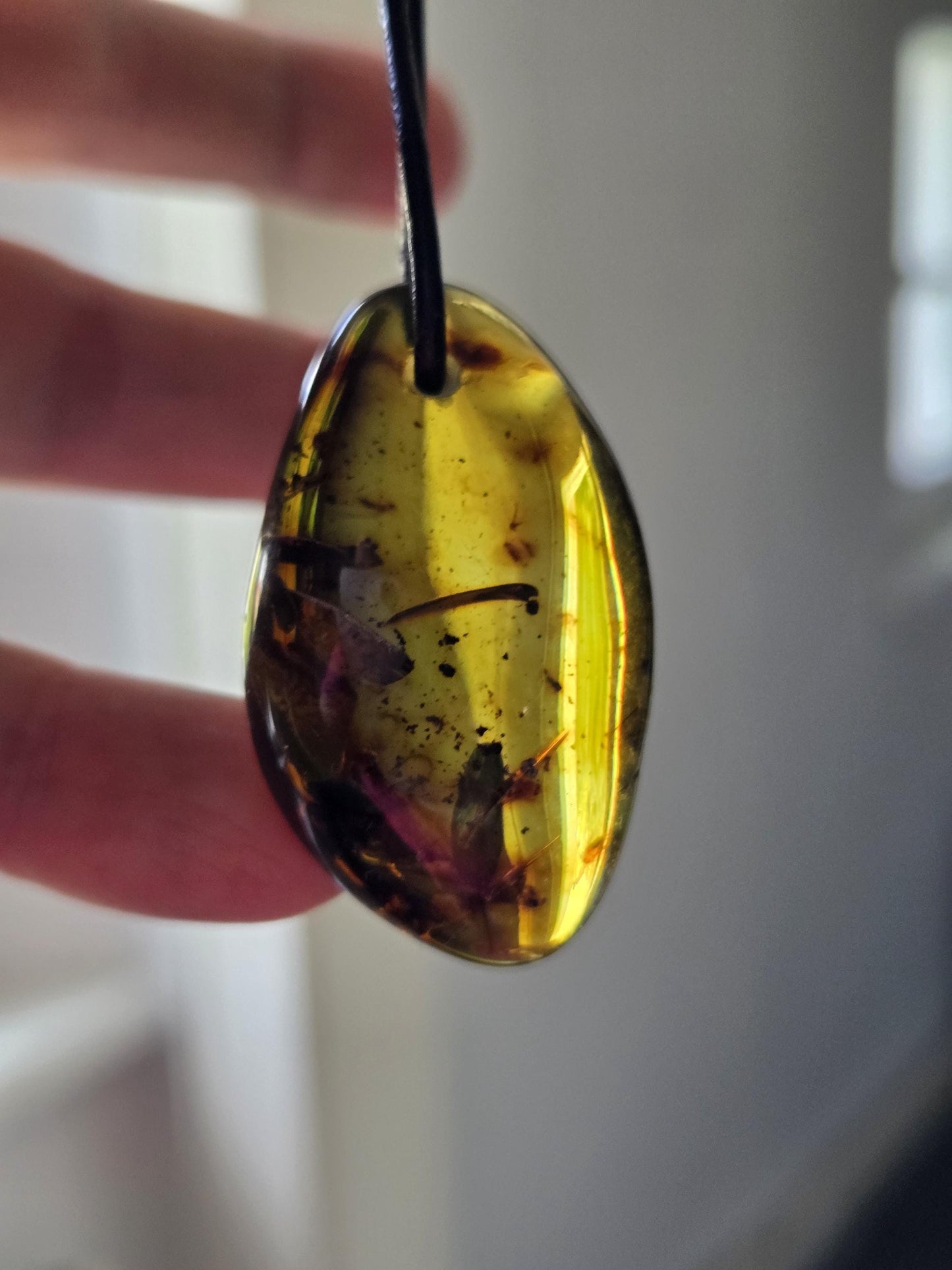 Großer baltischer Bernstein Anhänger, Amulett, Amber pendant, 42 x 25 x 12 mm, an verstellbarem Lederband, Inclusen