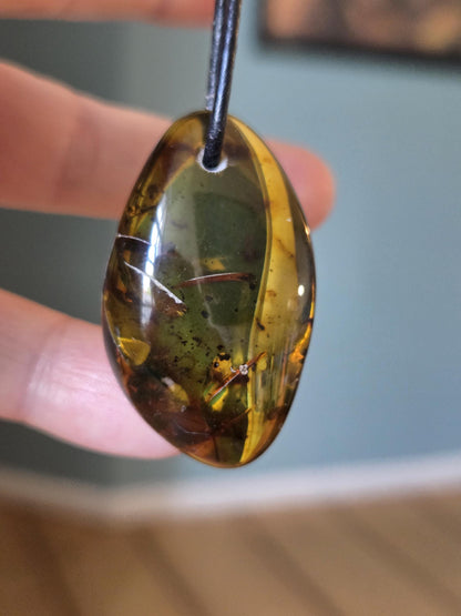 Großer baltischer Bernstein Anhänger, Amulett, Amber pendant, 42 x 25 x 12 mm, an verstellbarem Lederband, Inclusen