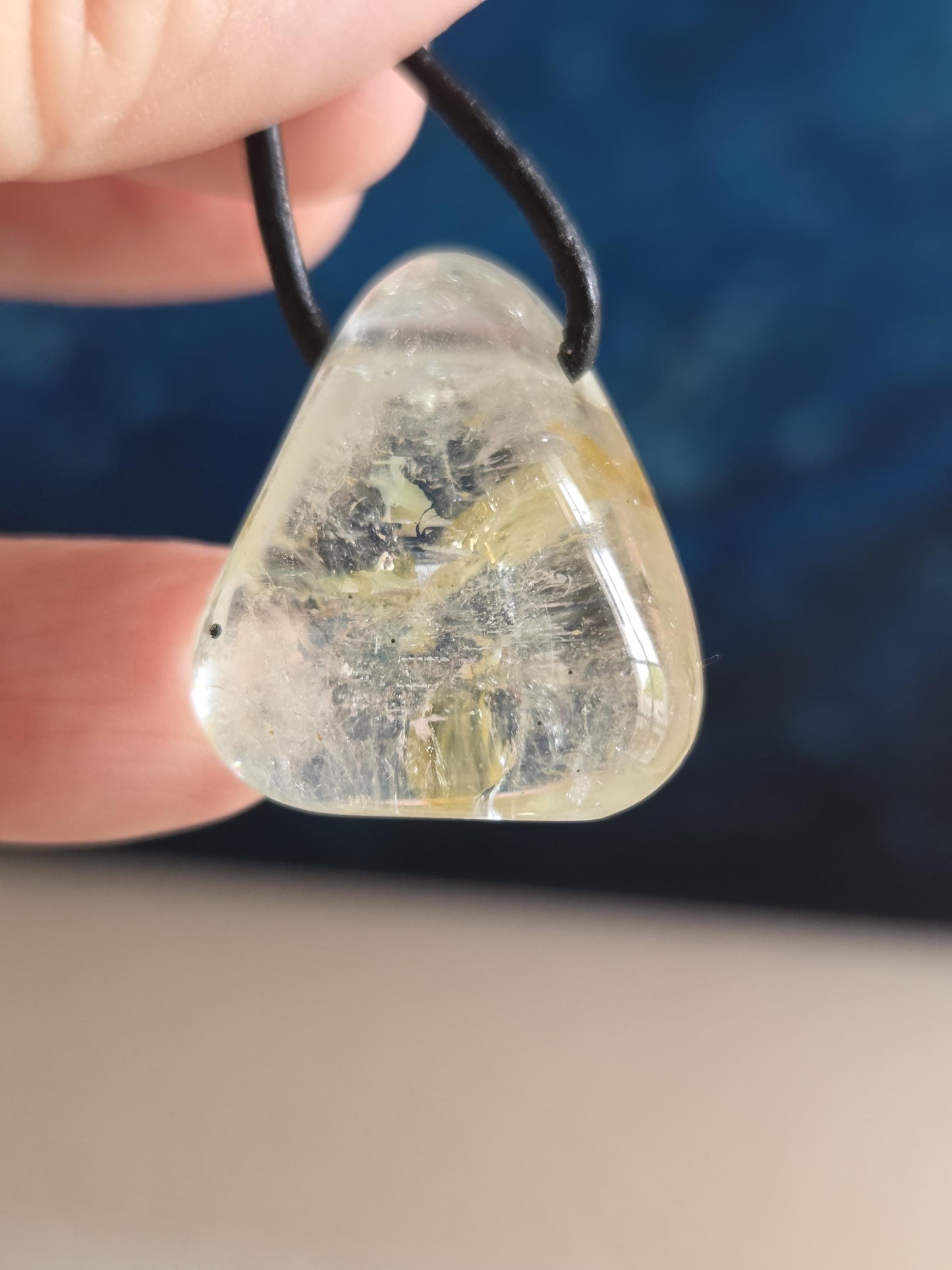 Topas weiß mit gold Anhänger, 26 x 23 x 14 mm, gebohrt, an verstellbarem Lederband