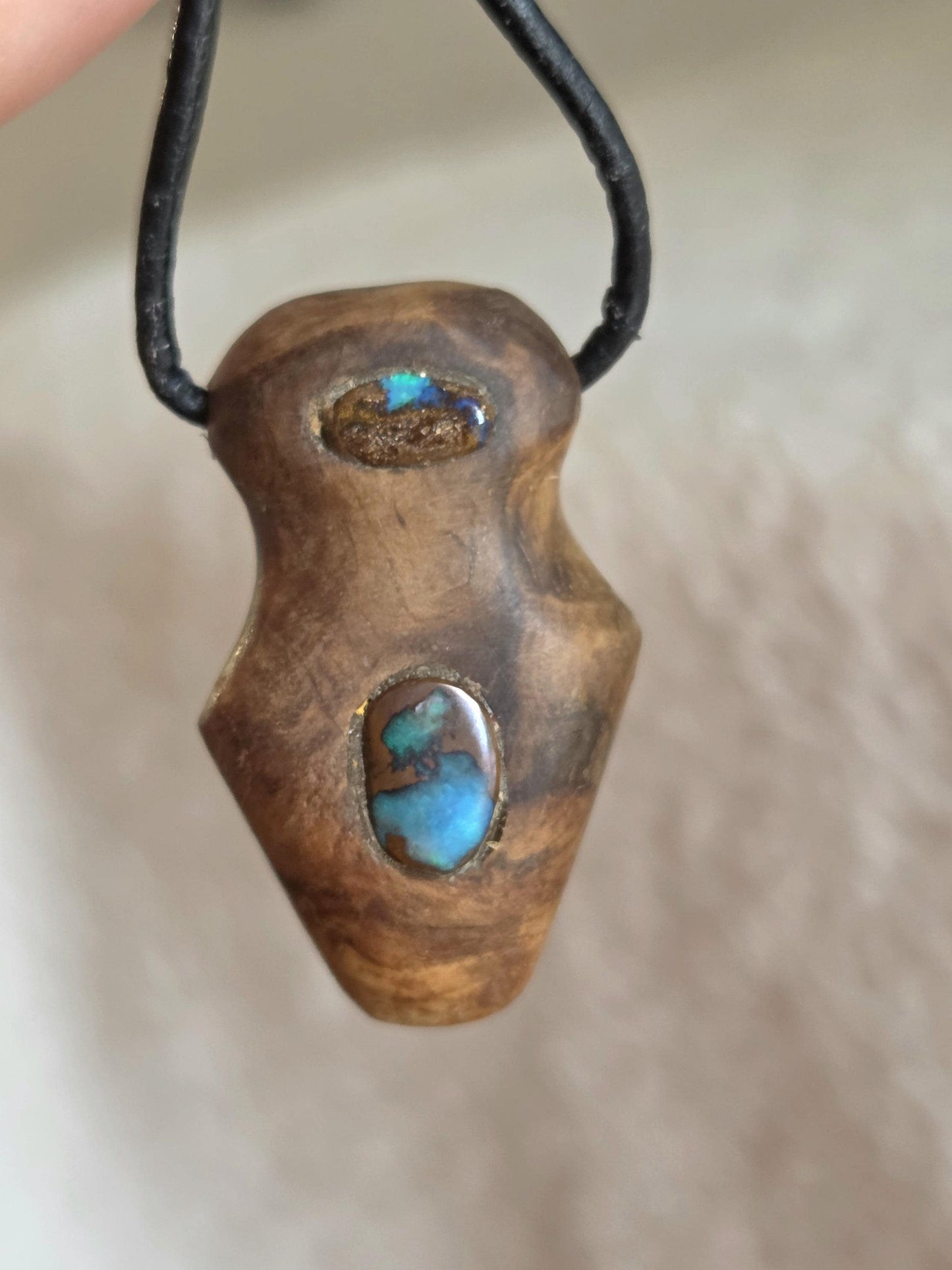 Magische Baumperle der Eiche mit Boulder Opal, Holz Anhänger, 31 x 21 x 13 mm, an verstellbarem Lederband Lieferung nur innerhalb Europas!