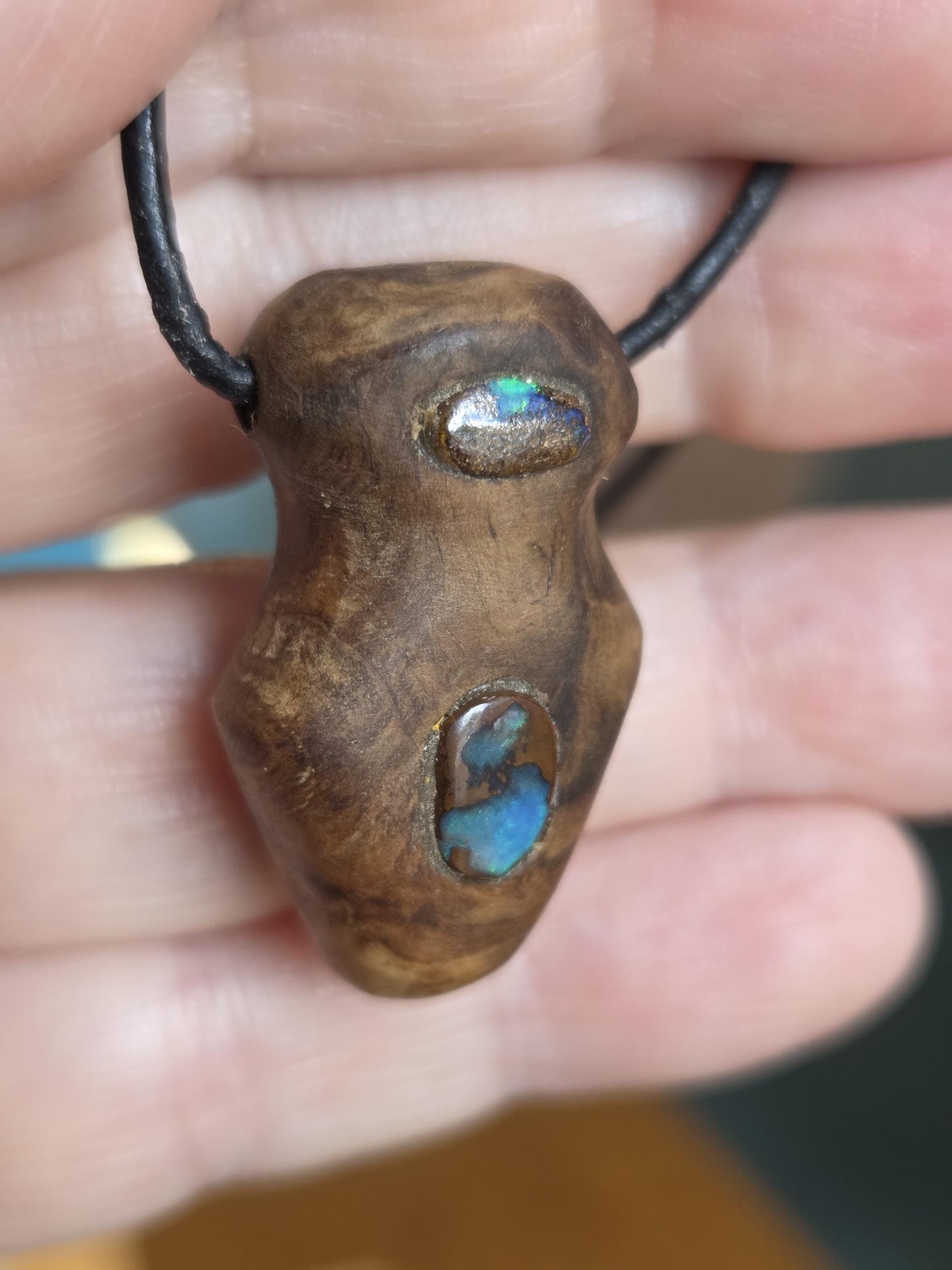 Magische Baumperle der Eiche mit Boulder Opal, Holz Anhänger, 31 x 21 x 13 mm, an verstellbarem Lederband Lieferung nur innerhalb Europas!