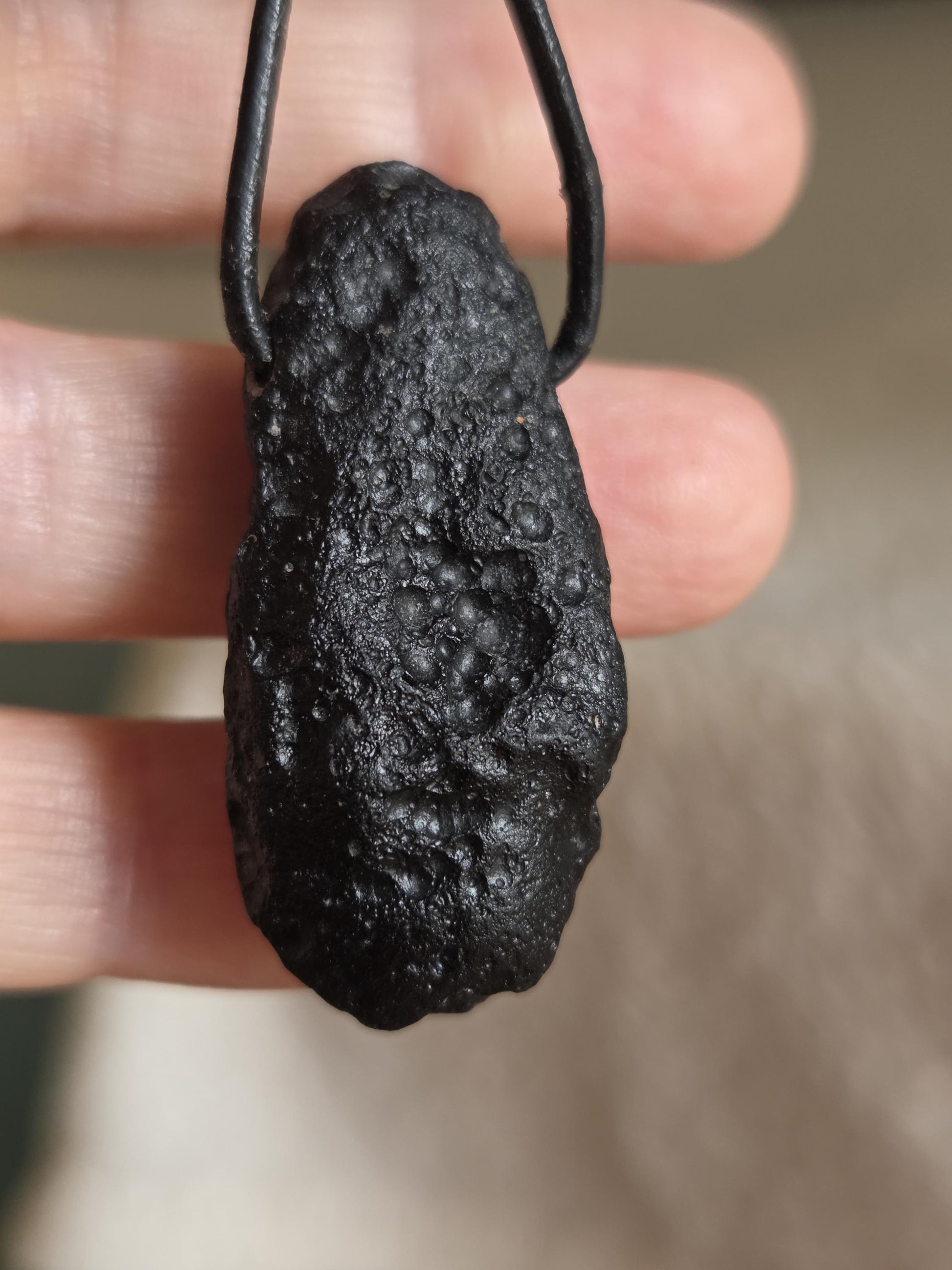 Tektit Indochinit schwarzer Moldavit Meteorit Tropfen großer Anhänger, 42 x 21 x 13 mm, gebohrt, an verstellbarem Lederband