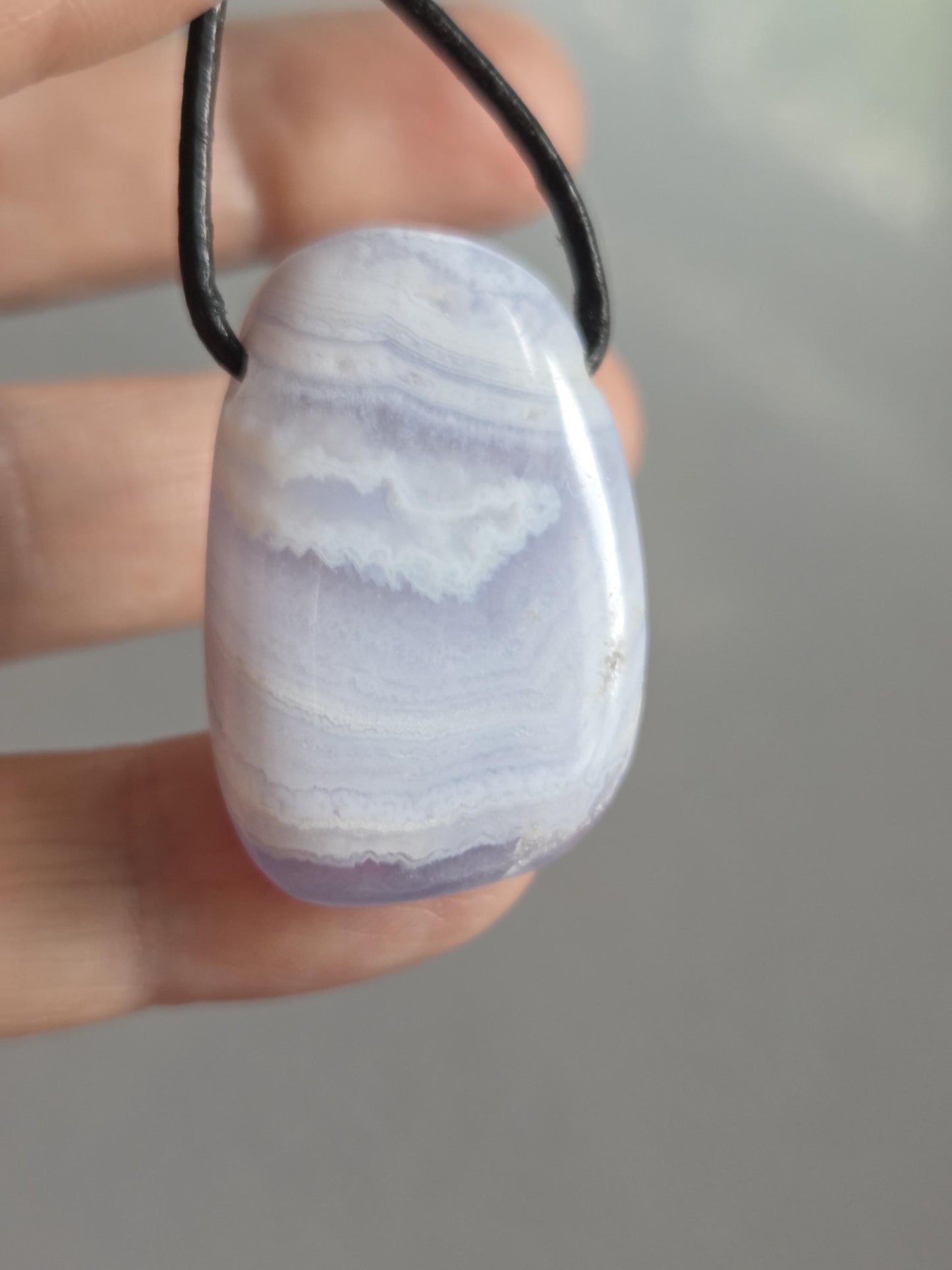 Chalcedon blau, Anhänger, 33 x 24 x 9 mm, gebohrt, an verstellbarem Lederband, Hals-Chakra, Stein für Schüler und Studenten