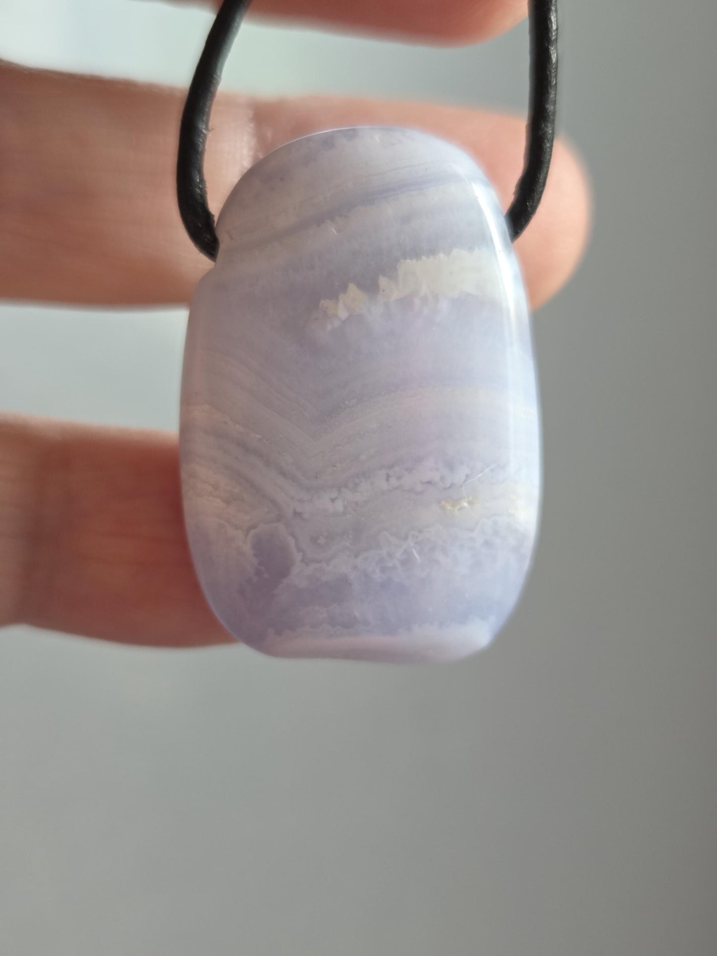 Chalcedon blau, Anhänger, 33 x 24 x 9 mm, gebohrt, an verstellbarem Lederband, Hals-Chakra, Stein für Schüler und Studenten