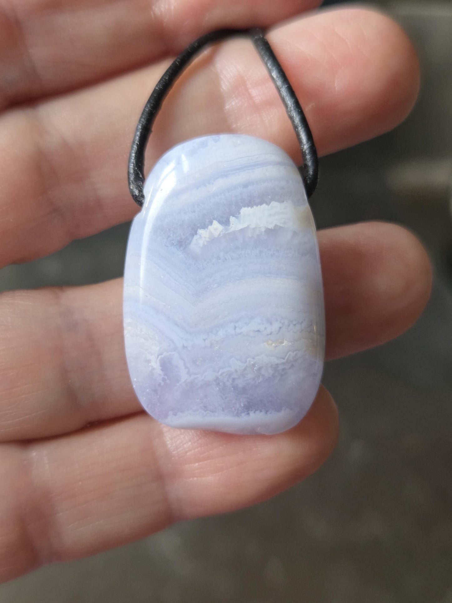 Chalcedon blau, Anhänger, 33 x 24 x 9 mm, gebohrt, an verstellbarem Lederband, Hals-Chakra, Stein für Schüler und Studenten
