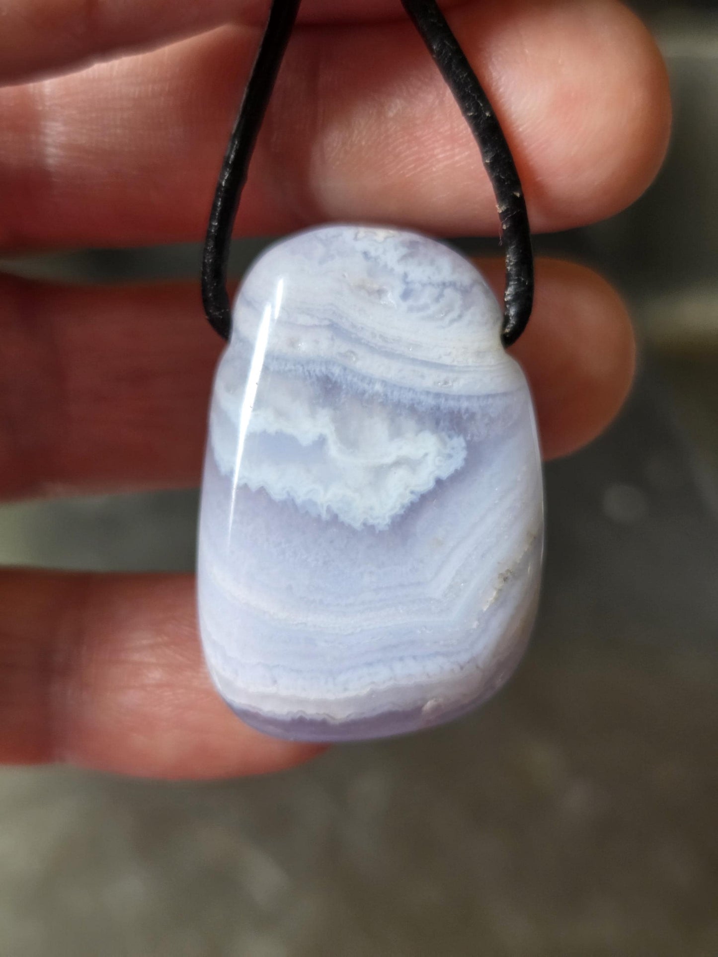 Chalcedon blau, Anhänger, 33 x 24 x 9 mm, gebohrt, an verstellbarem Lederband, Hals-Chakra, Stein für Schüler und Studenten