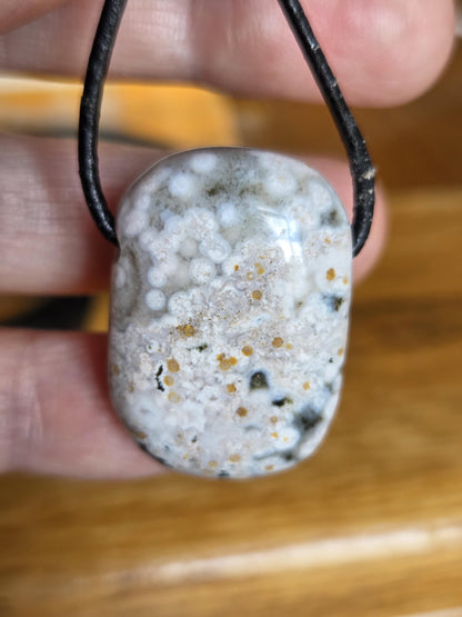 Ozean Jaspis, Ocean Jasper, Ozeanjaspis Anhänger, 30 x 23 x 9 mm, gebohrt, an verstellbarem Lederband