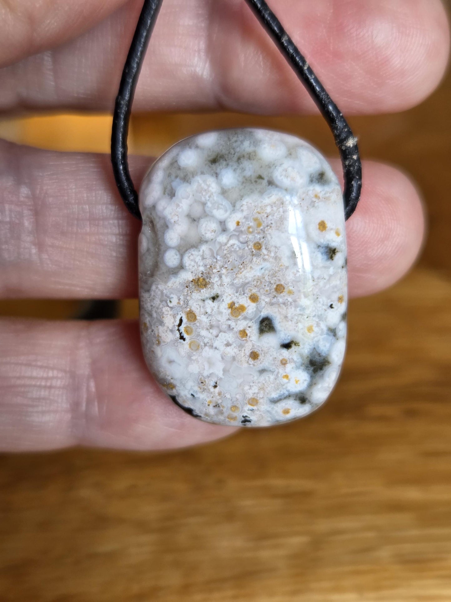 Ozean Jaspis, Ocean Jasper, Ozeanjaspis Anhänger, 30 x 23 x 9 mm, gebohrt, an verstellbarem Lederband