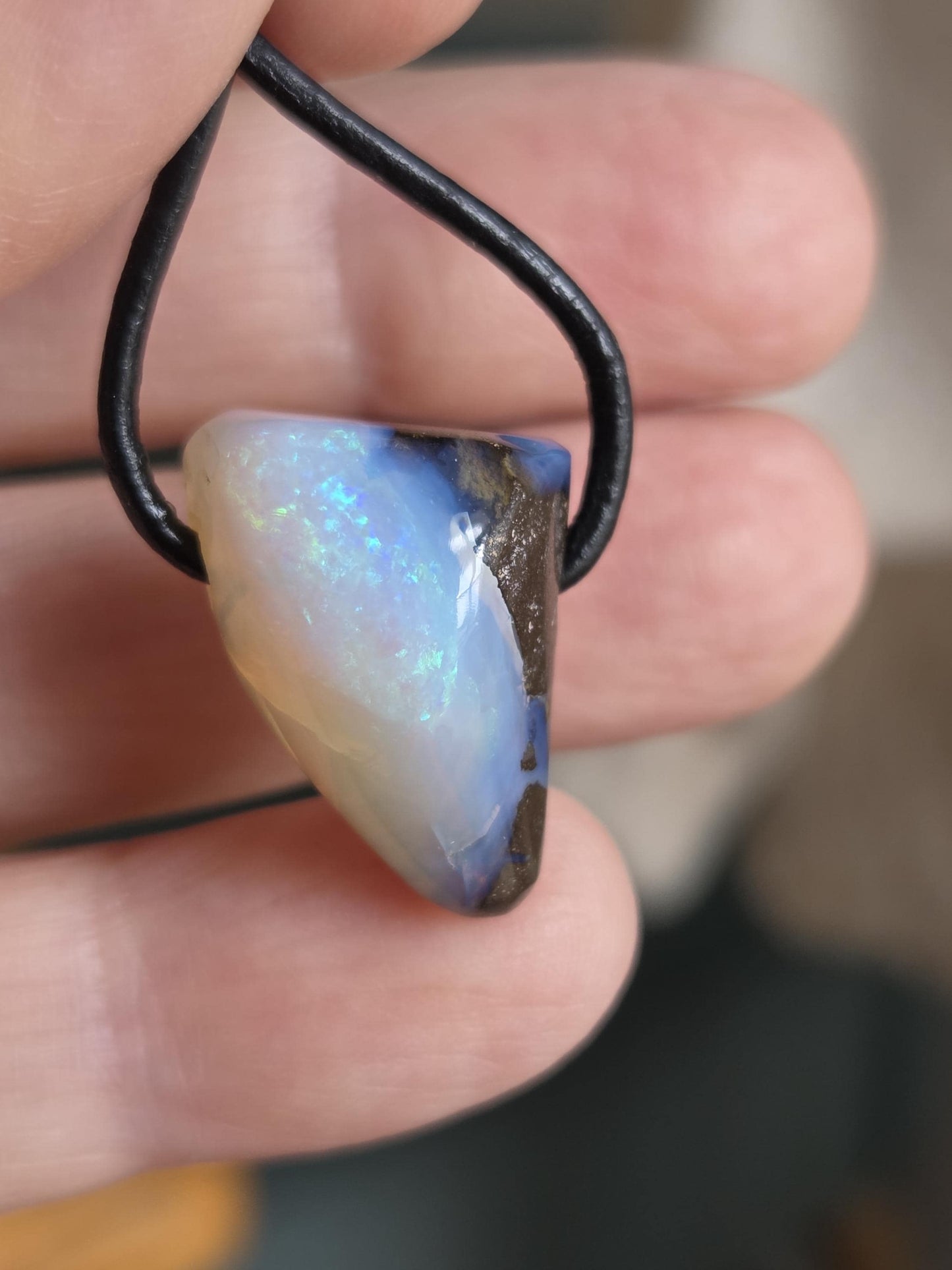 Kleiner Boulder Opal Lightning Ridge Kristall Opal white opal multicolor Opal Anhänger , gebohrt, an verstellbarem Lederband, 22x12x12 mm