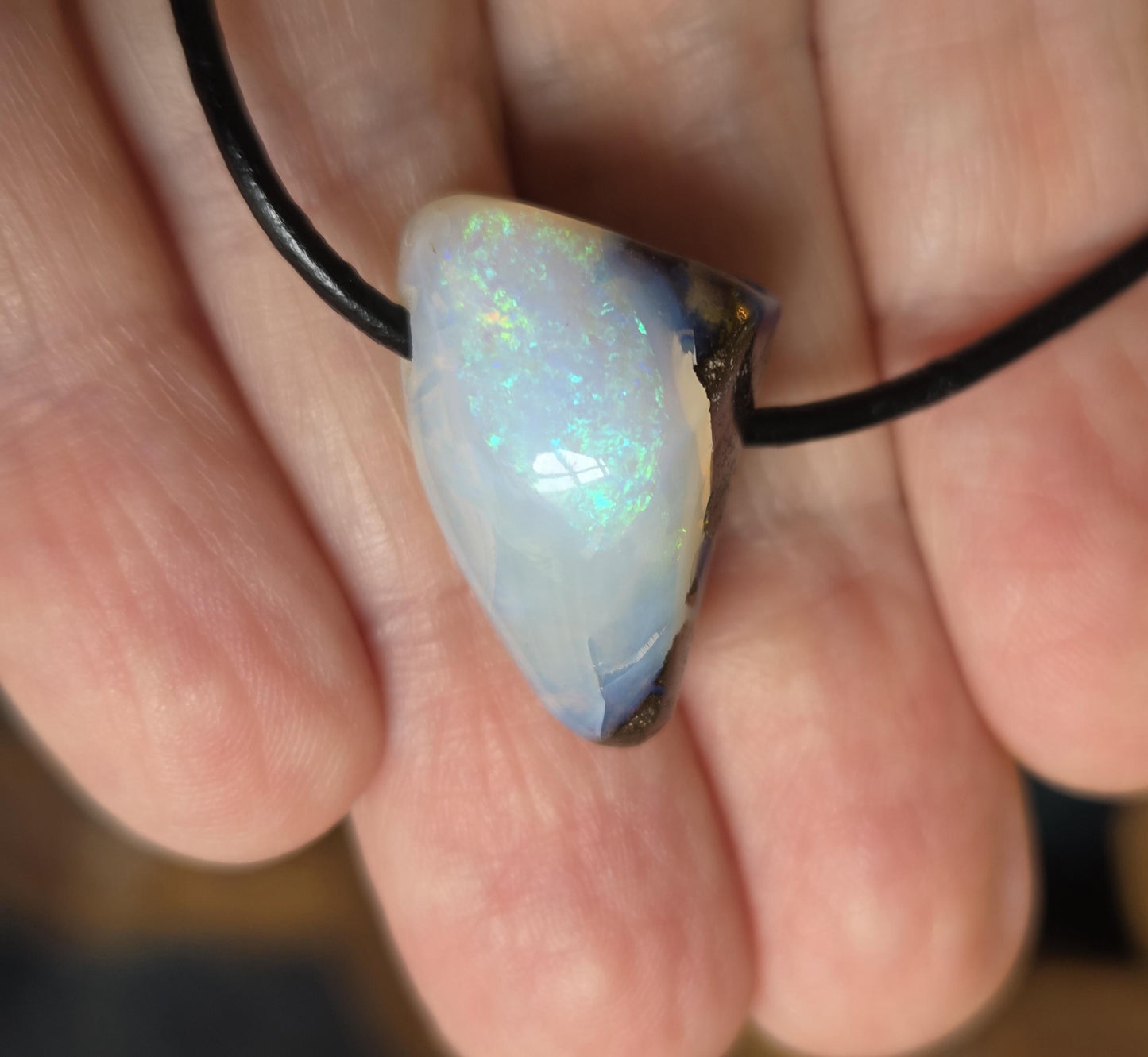 Kleiner Boulder Opal Lightning Ridge Kristall Opal white opal multicolor Opal Anhänger , gebohrt, an verstellbarem Lederband, 22x12x12 mm