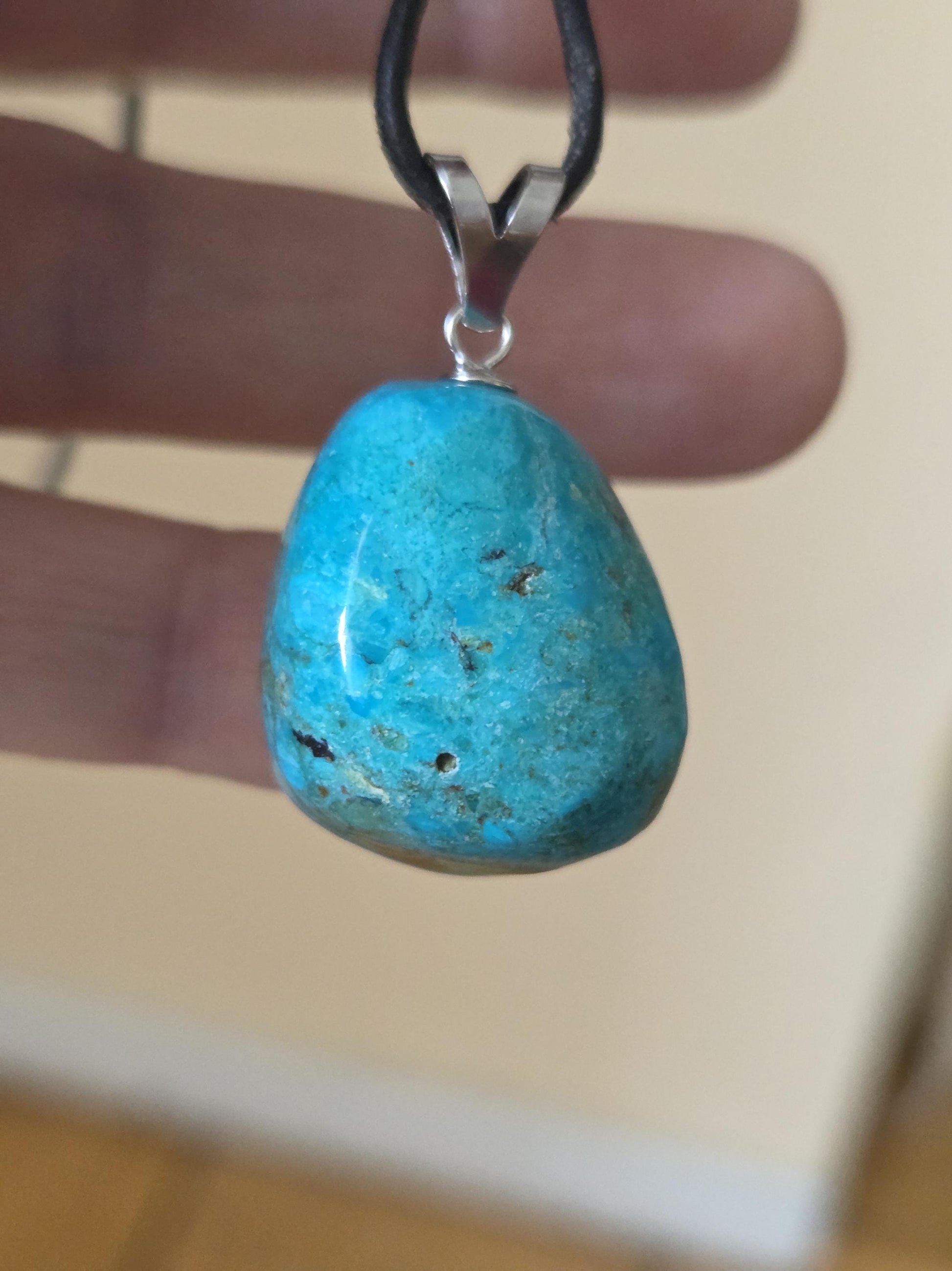 Traumhafter Atacama Opal aus Chile, Anhänger, 36 x 21 x 17 mm, an 925er Silberöse, an verstellbarem Lederband, Hals Chakra, Kommunikation